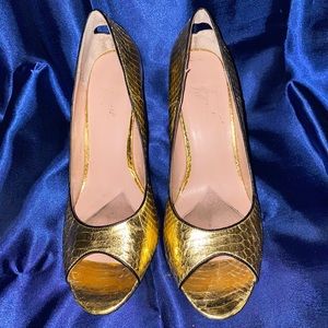 Metallic gold heel with heart detail